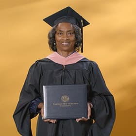 Wanda Edwards, a 2024 graduate from SNHU with an MPH.