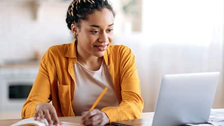 A college student completing work in her online college course