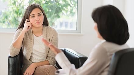 Two women discussing the difference between psychologist versus psychiatrist